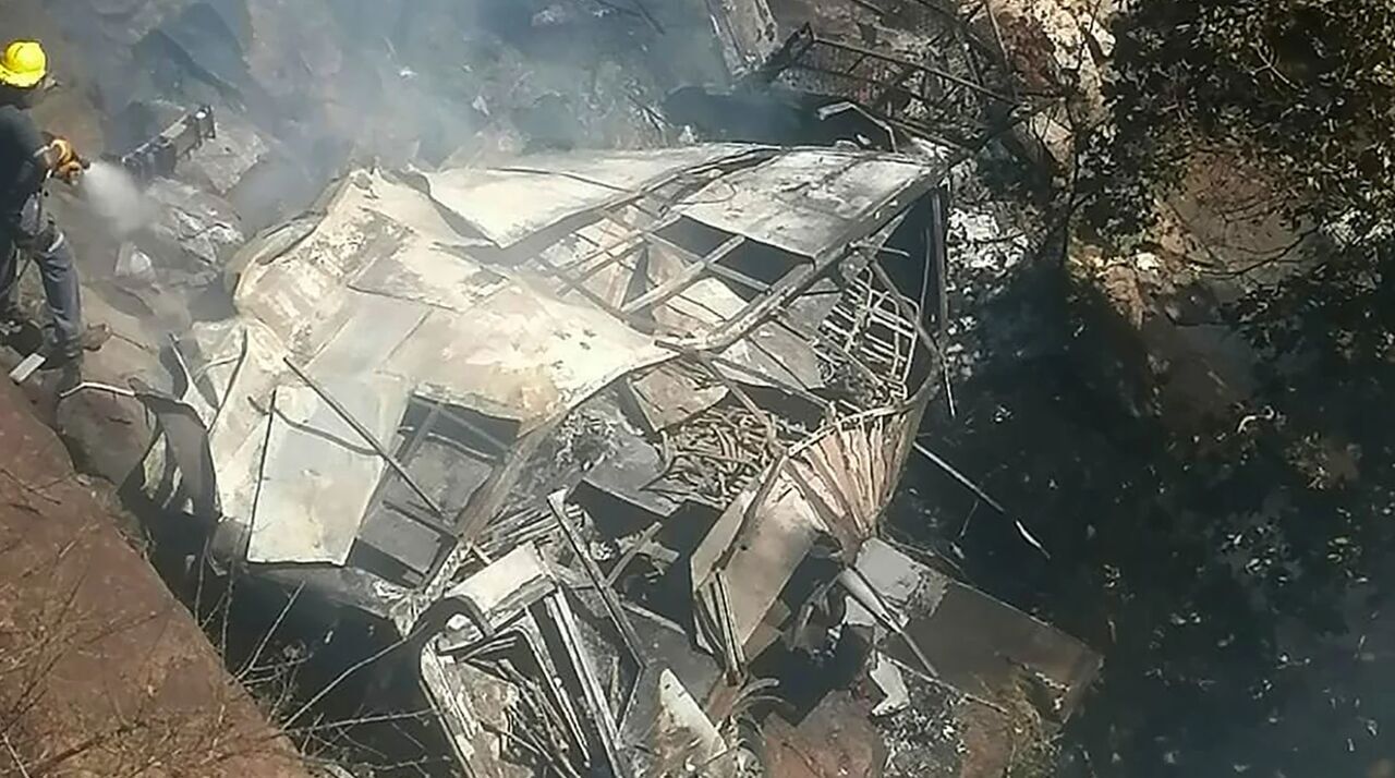 سقوط یک اتوبوس به دره در آفریقای جنوبی 45 کشته بر جای گذاشت