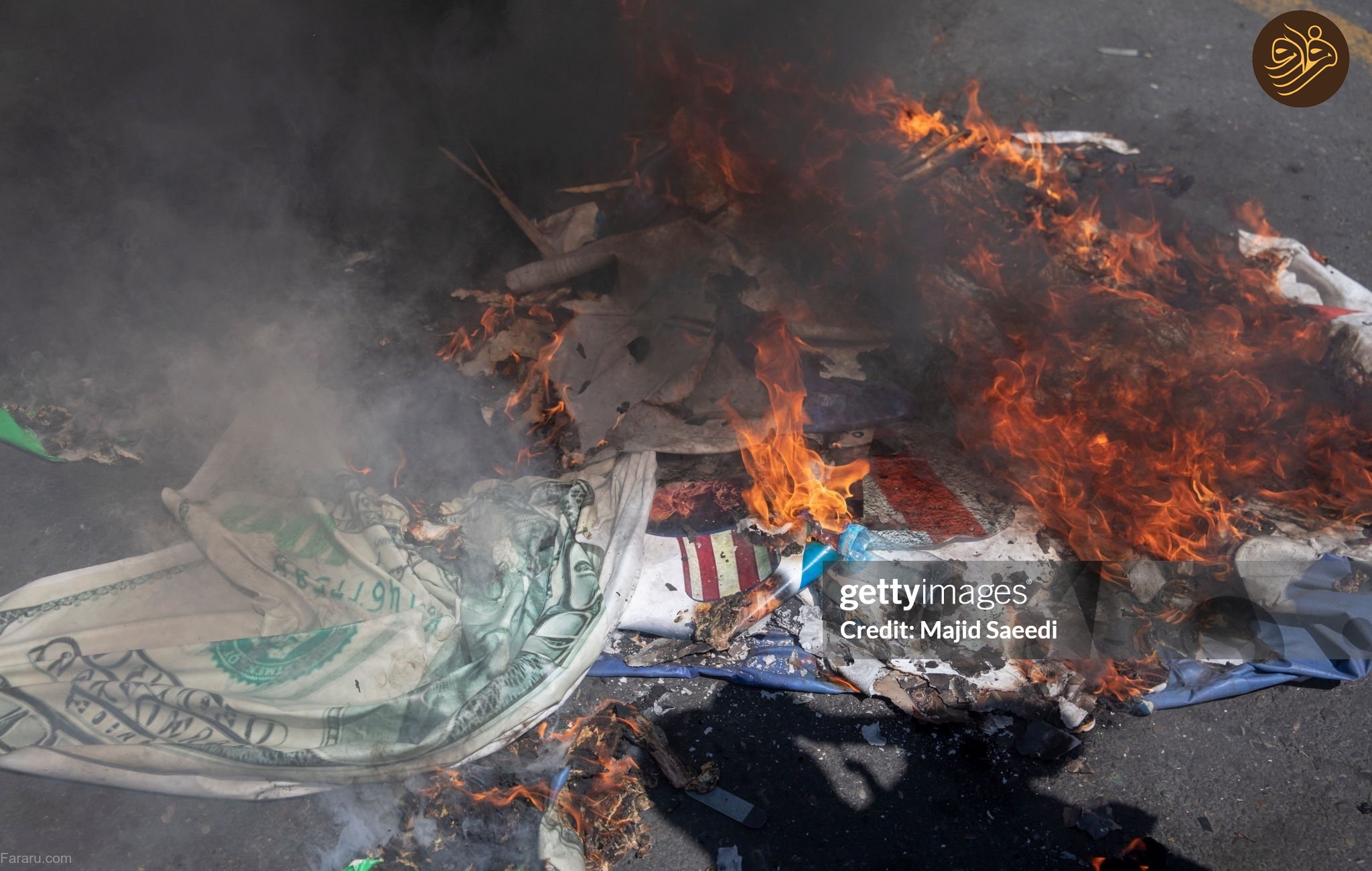 روز جمعه در مرکز تهران، دلار 65هزار تومانی را آتش زدند