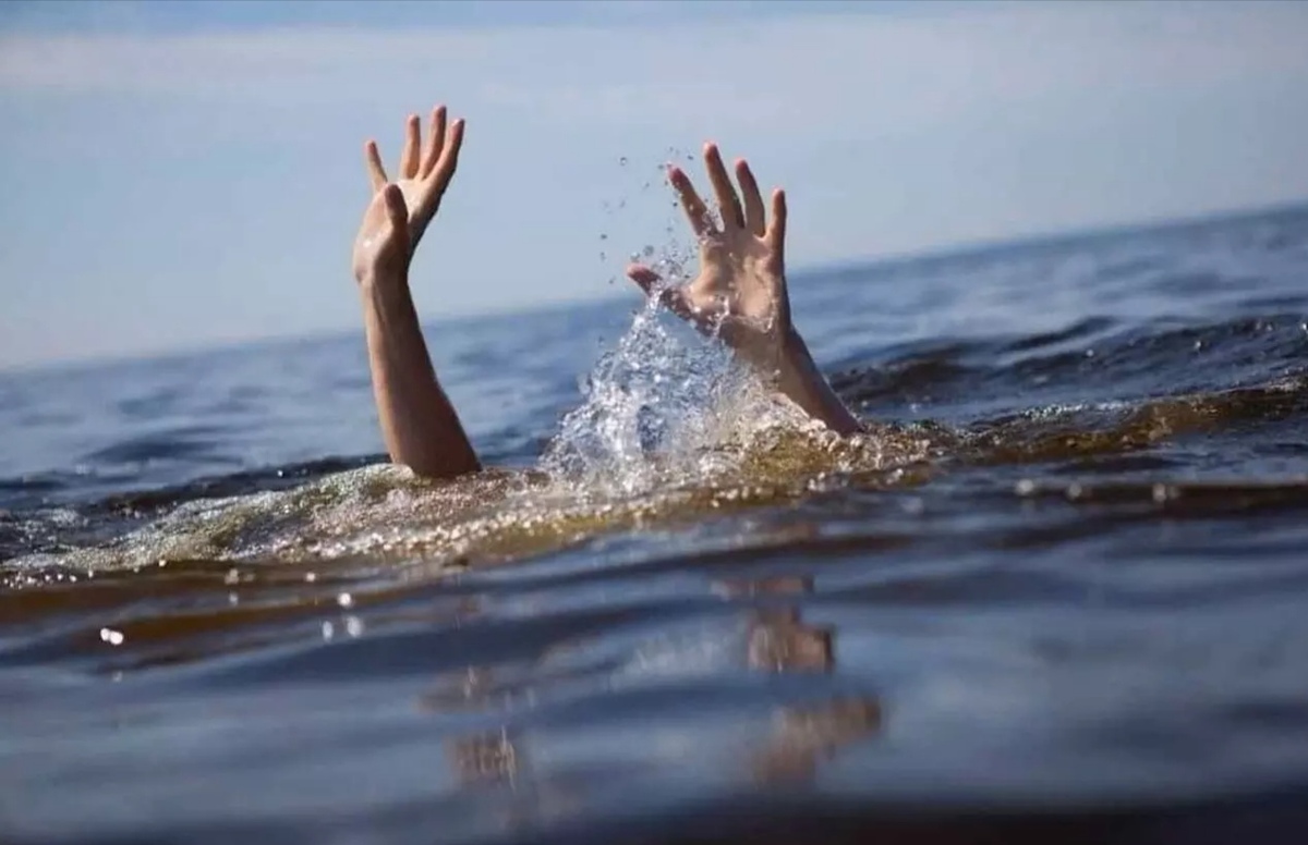نجات خانم 33 ساله از غرق شدگی در ساحل گناوه