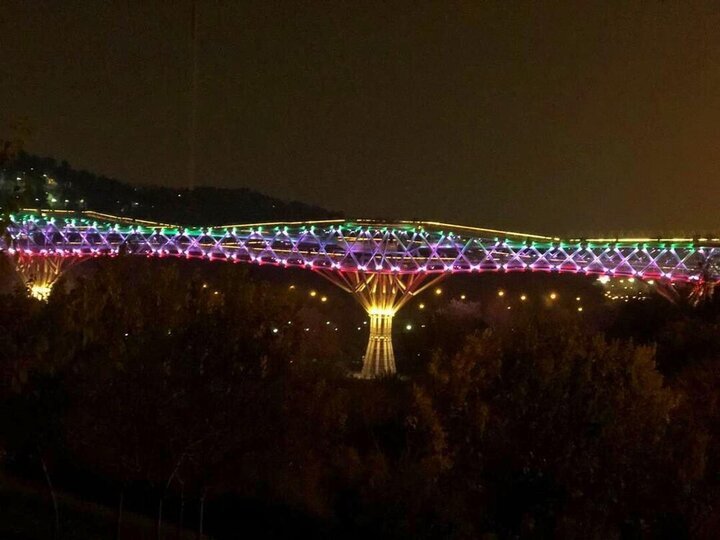 پل طبیعت به رنگ پرچم ایران در می‌آید