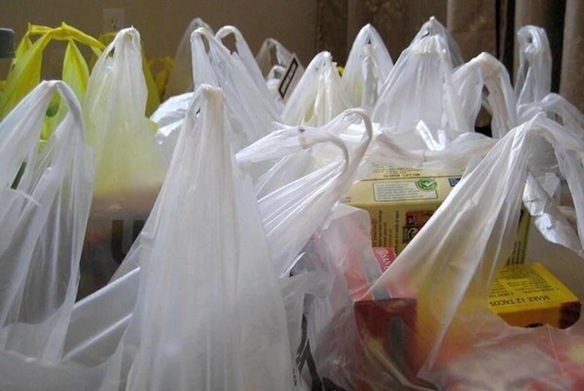 عرضه رایگان کیسه‌های پلاستیکی در فروشگاه‌های زنجیره‌ای ممنوع شد