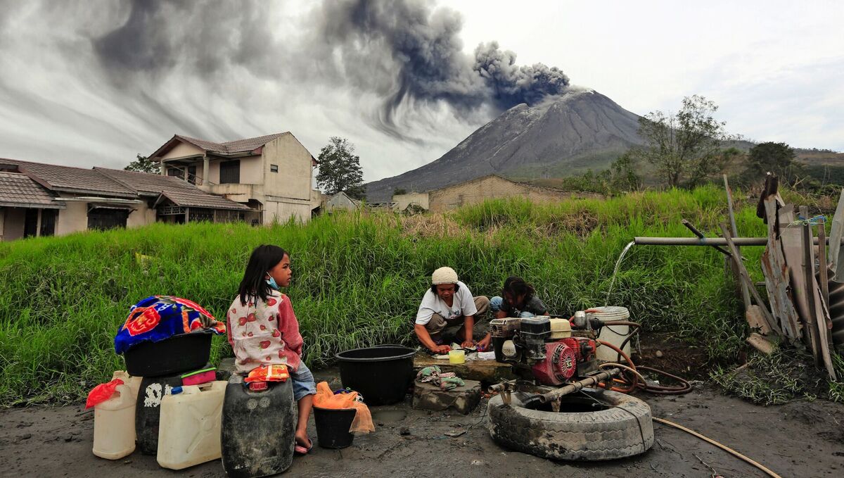 فوران آتشفشان اندونزی صد‌ها نفر را فراری داد