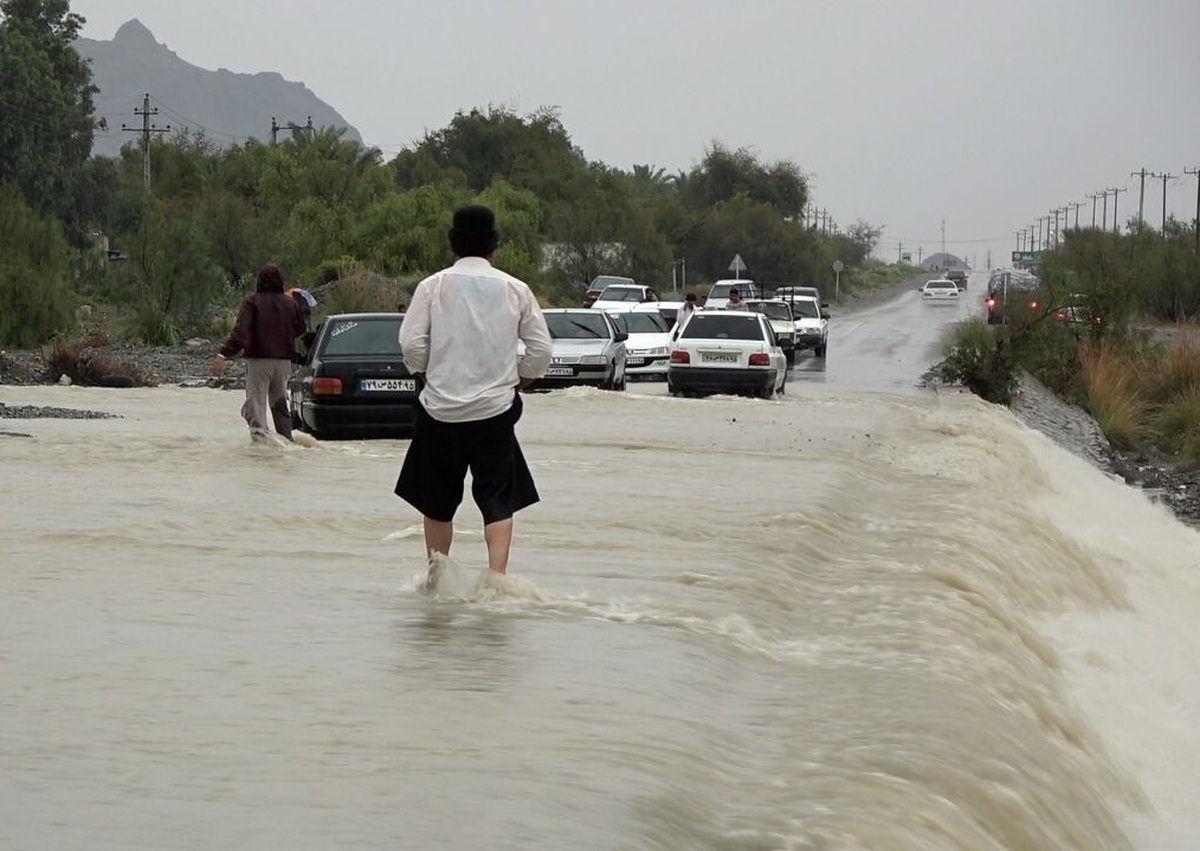 نجات 70 سرنشین 3 اتوبوس گرفتار سیلاب