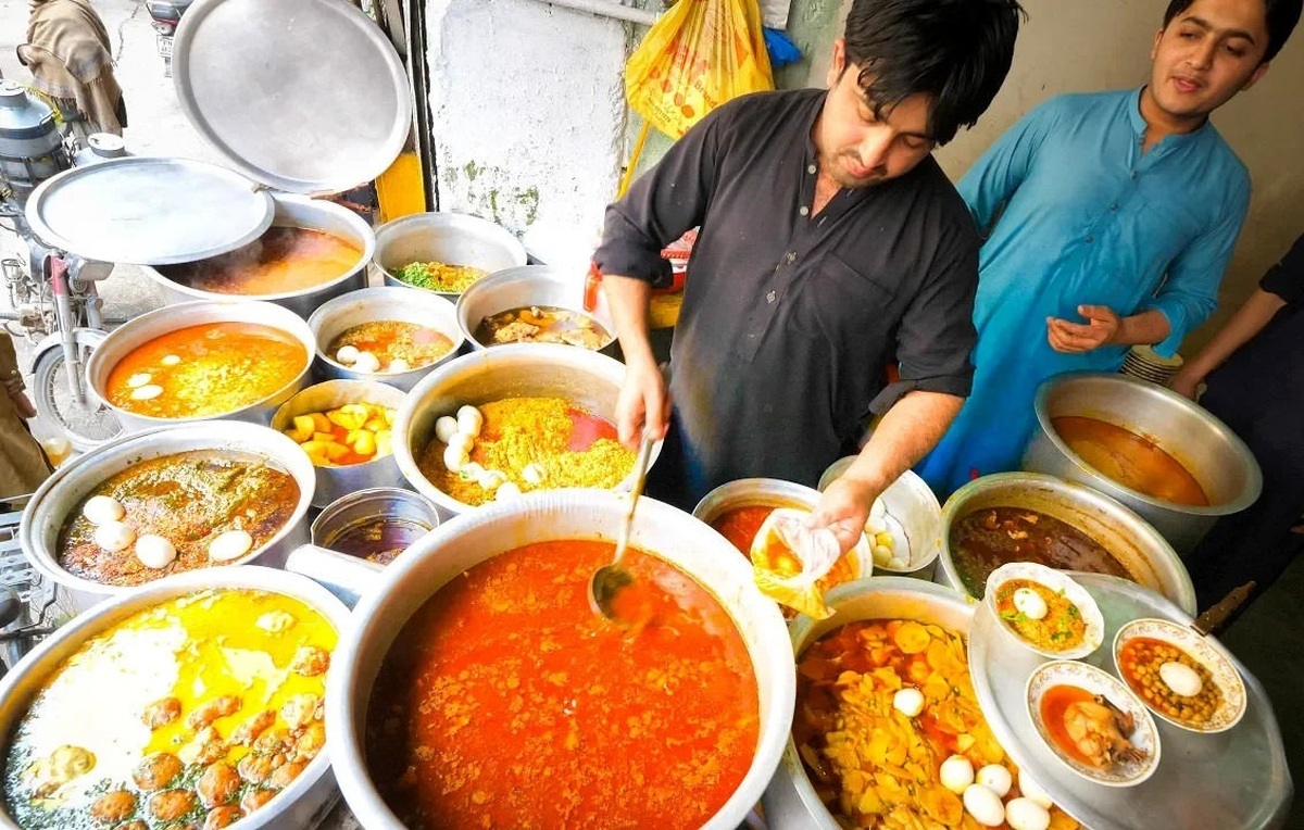 (ویدئو) غذای خیابانی در پاکستان؛ از پخت املت گوشت، خورشت نخود تا ماهی سرخ شده