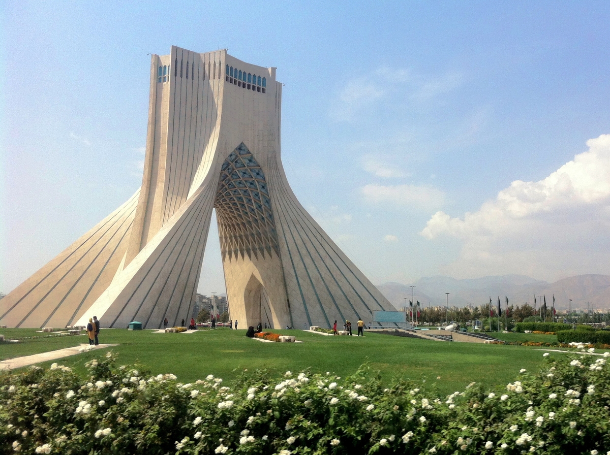 چرا برج آزادی تهران قرمز شد؟