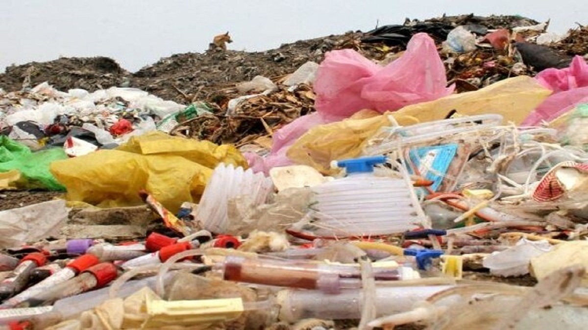 تصویری باورنکردنی از زباله‌های بیمارستانی در ساحل خزر خبرساز شد