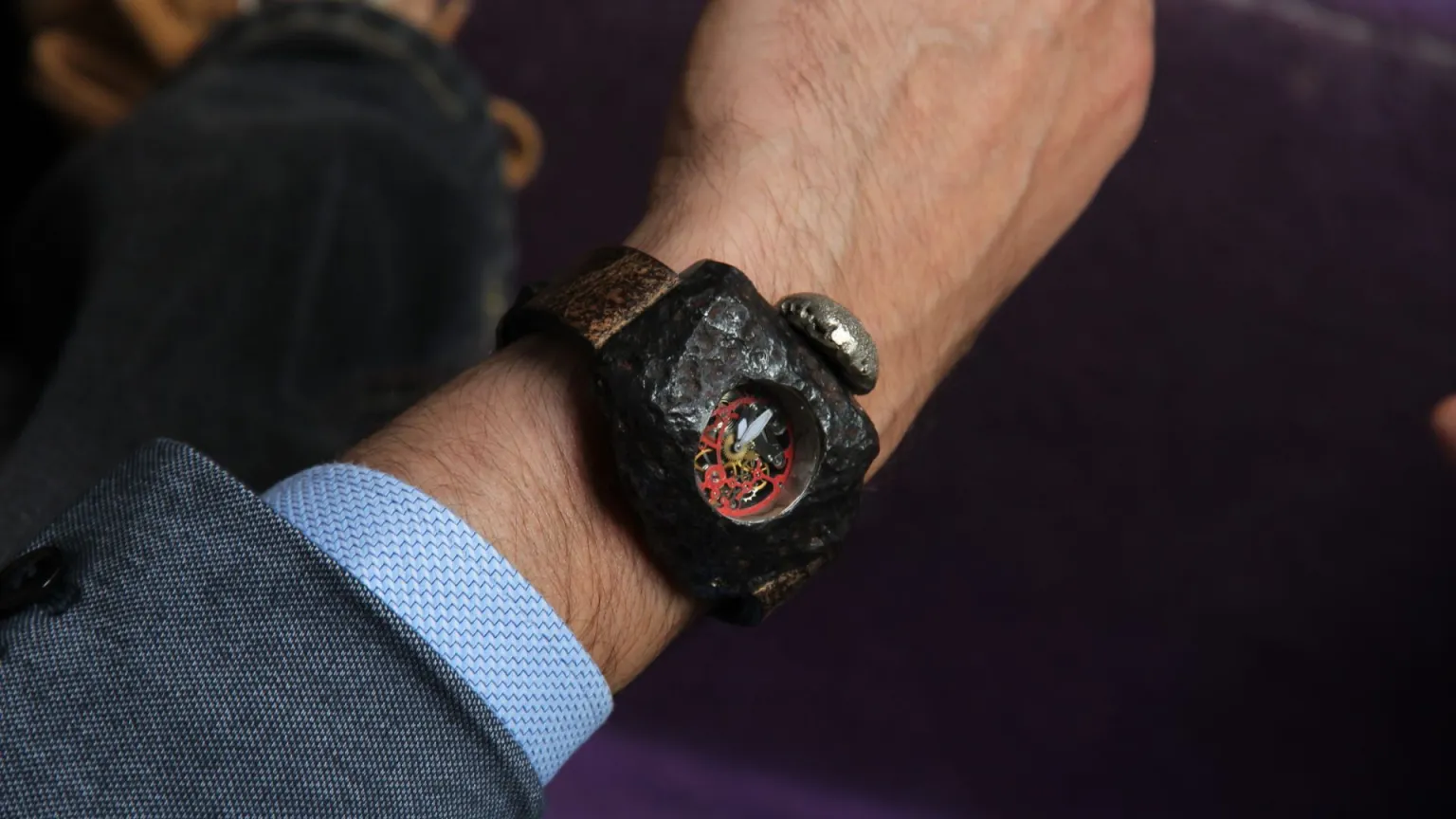 (عکس) این ساعت یک میلیون دلاری از شهاب‌سنگ ساخته شده است