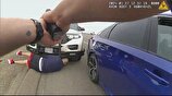 (ویدئو) مظنون فراری از دست پلیس به خودروی در حال حرکت آویزان شد