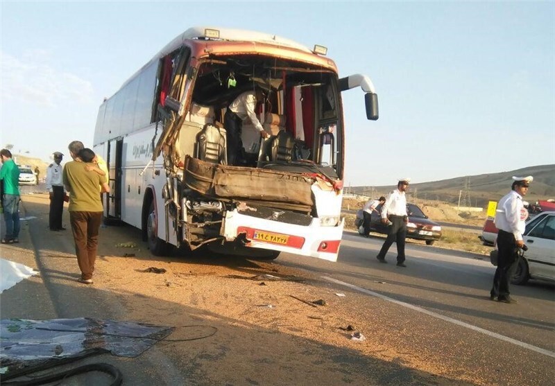 واژگونی اتوبوس در اتوبان قزوین؛ 21 مصدوم و یک فوتی