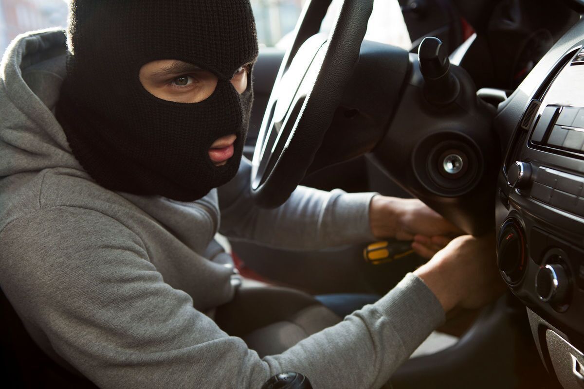 سرقت خودرو با قیچی آرایشی زنانه زیر 10 ثانیه