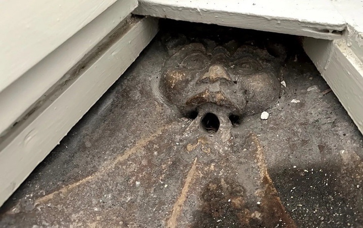 کشف چهره 600ساله «بچه‌جن» در توالت یک خانه
