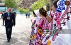 (عکس) دیوید کامرون دست به سینه مقابل دختران جوان تاجیک