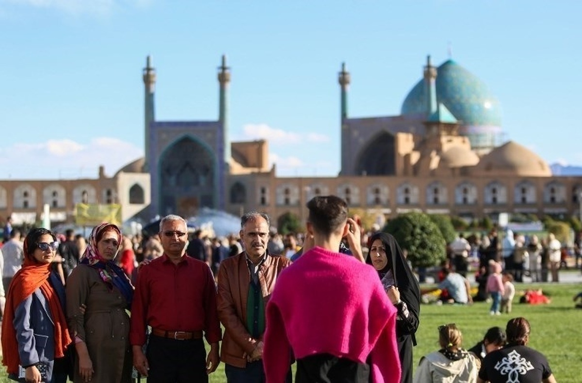 (تصاویر) مسافران نوروزی در میدان نقش جهان