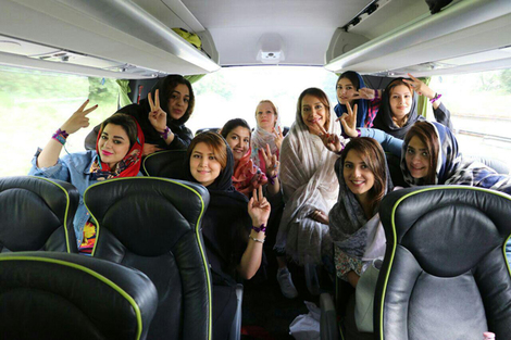 شماری از دانشجویان ایرانی در راه شعب اخذ رای در فلورانس ایتالیا