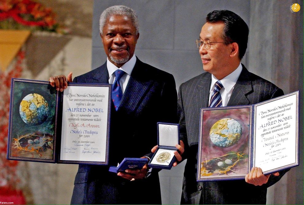 کوفی عنان، رئیس مجمع عمومی سازمان ملل و هان سونگ سو، در مراسم افتتاحیه جایزه صلح نوبل در شهر اسلو. (2001)
