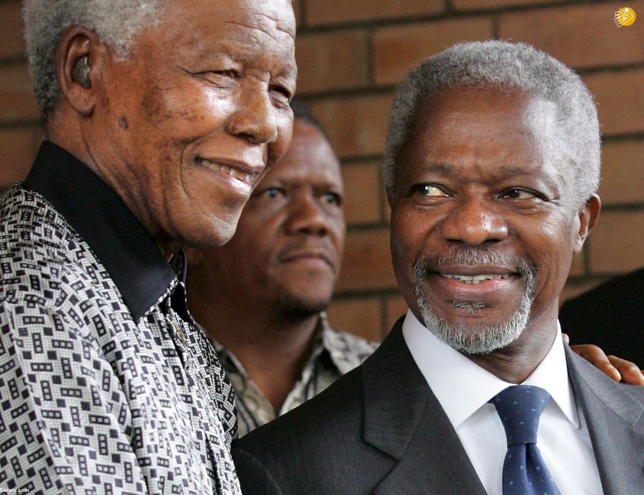 نلسون ماندلا، رئیس جمهور سابق آفریقای جنوبی، در سمت چپ، و کوفی عنان، پس از دیدار کوتاه در بنیاد نلسون ماندلا در ژوهانسبورگ، آفریقای جنوبی. (2006)