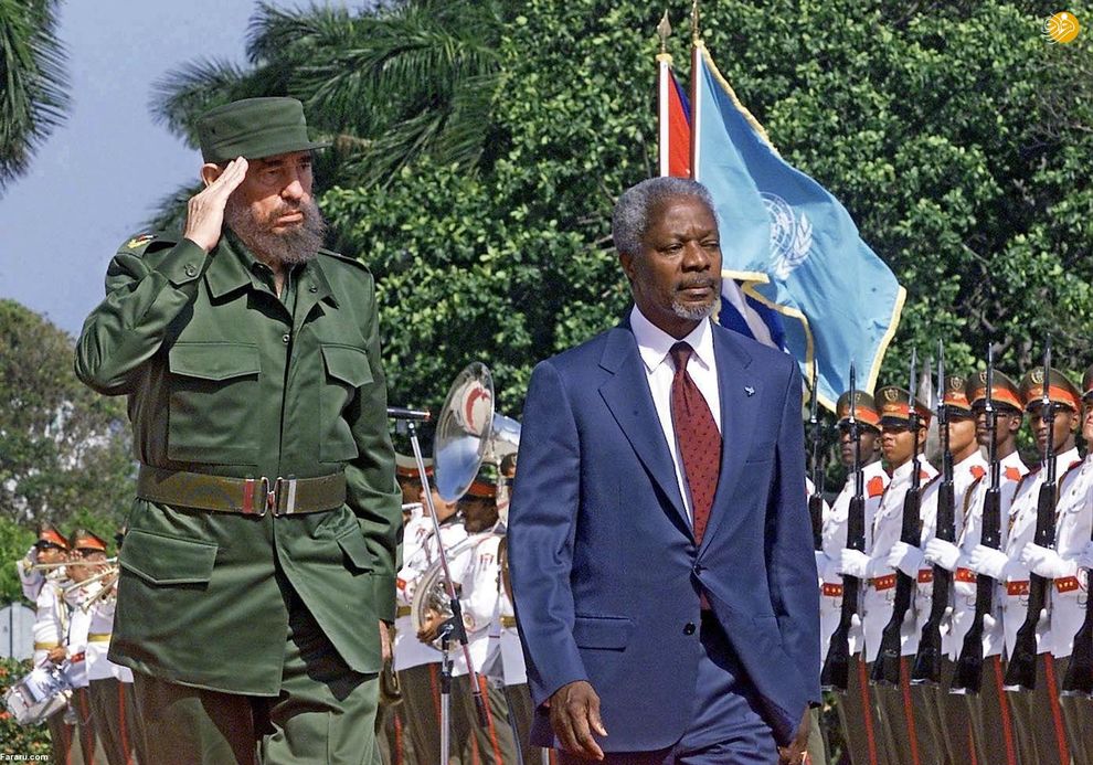 استقبال فیدل کاسترو، رئیس جمهور کوبا از کوفی عنان هنگام ورود عنان به هاوانا. (2000)
