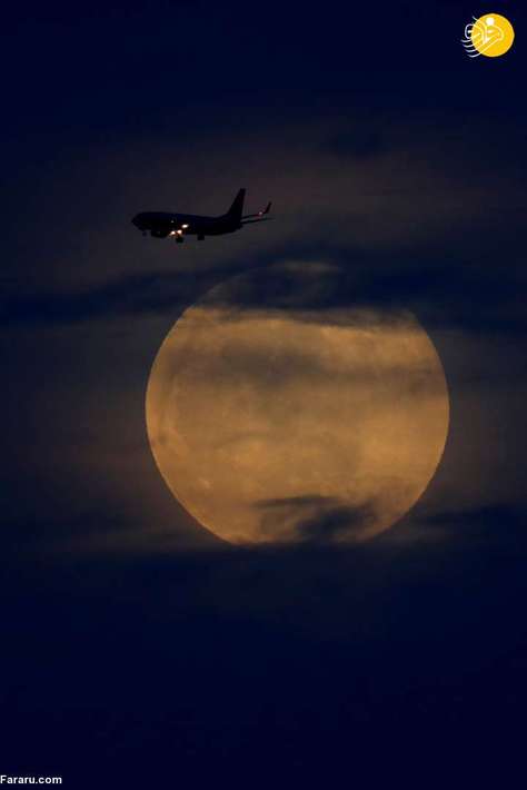 عبور یک هواپیما از کنار ماه کامل در کالیفرنیا