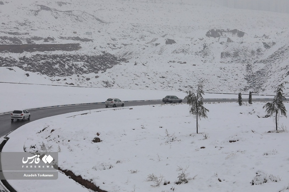 تصاویر دل‌انگیز از بارش برف پائیزی در تهران