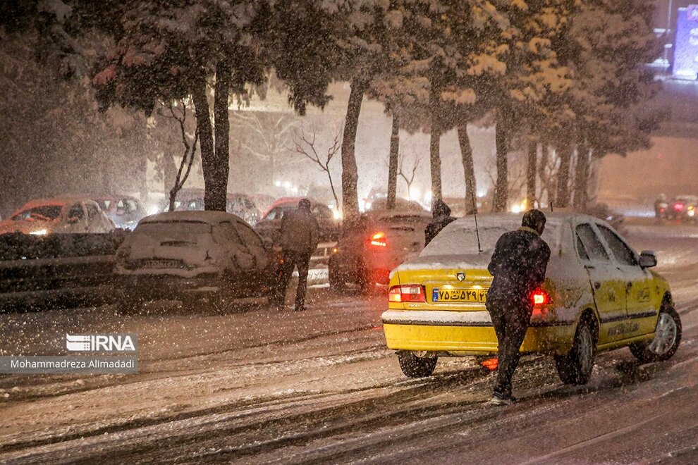 تصاویری که نشان می‌دهد برف در تهران دردسر شد