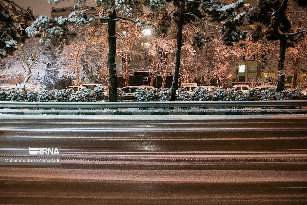 تصاویری که نشان می‌دهد برف در تهران دردسر شد
