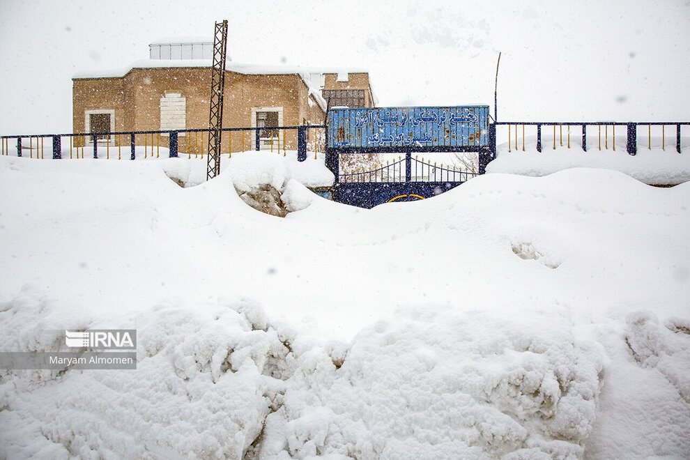 خانه‌های کوهرنگ زیر برف دفن شده‌اند + تصاویر
