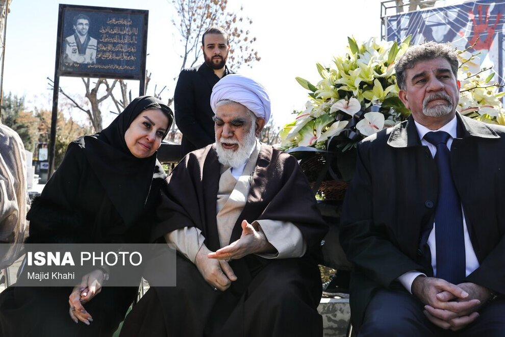 بی‌تابی خانم سفیر در خاکسپاری پدرش در تهران