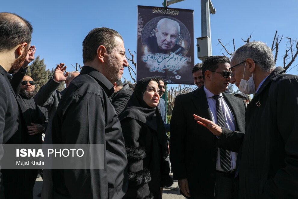 بی‌تابی خانم سفیر در خاکسپاری پدرش در تهران