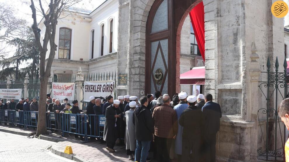 ببینید: صف‌ طولانی برای تماشای خرقه پیامبر(ص) در استانبول