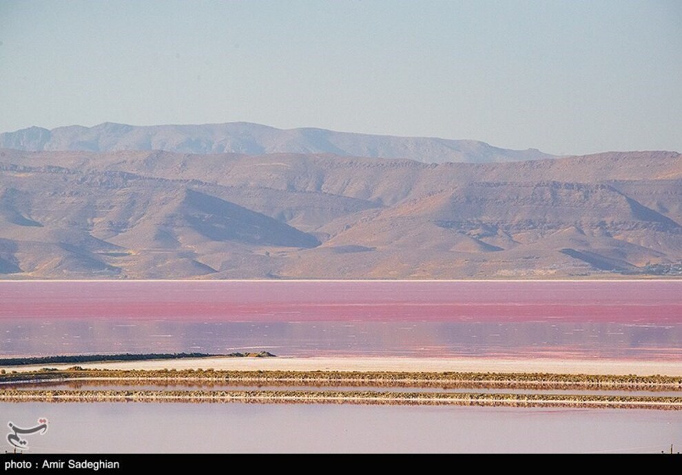 دریاچه مهارلو قرمز شد + تصاویر