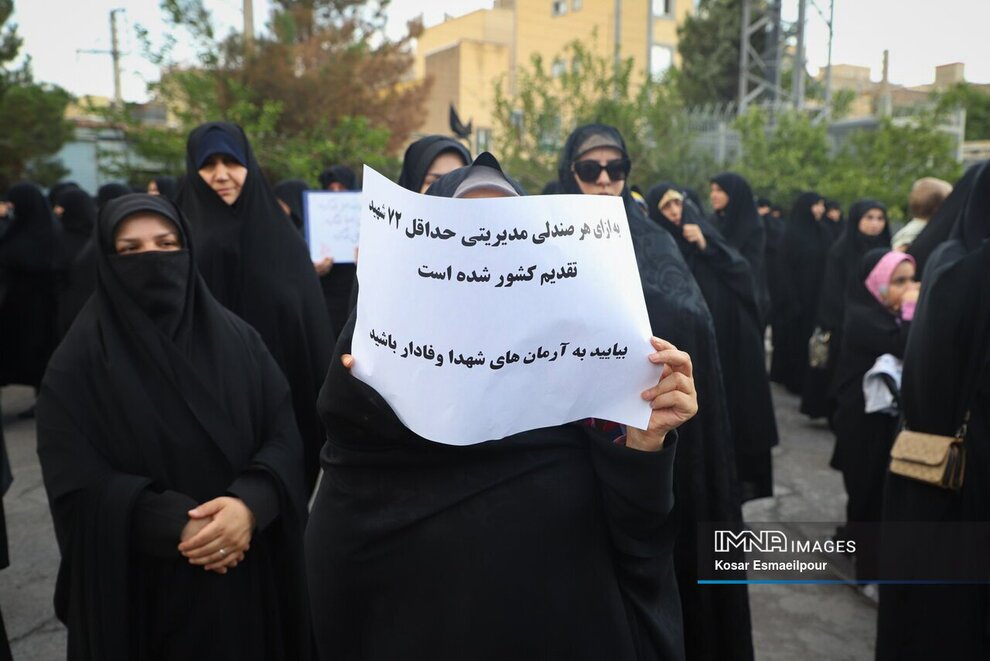 شعارهای جدید روی چندین پلاکارد علیه بی‌حجاب‌ها