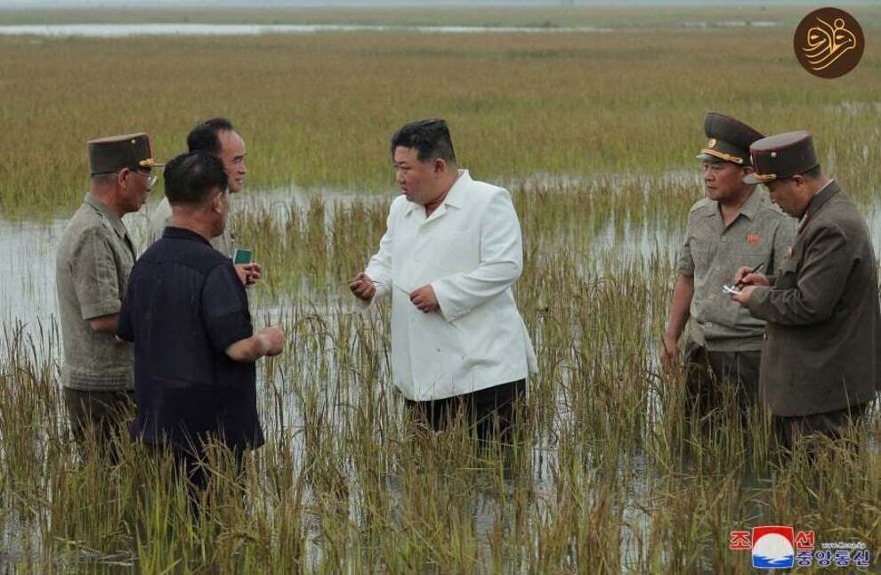 رهبر کره شمالی تا کمر در سیل رفت!