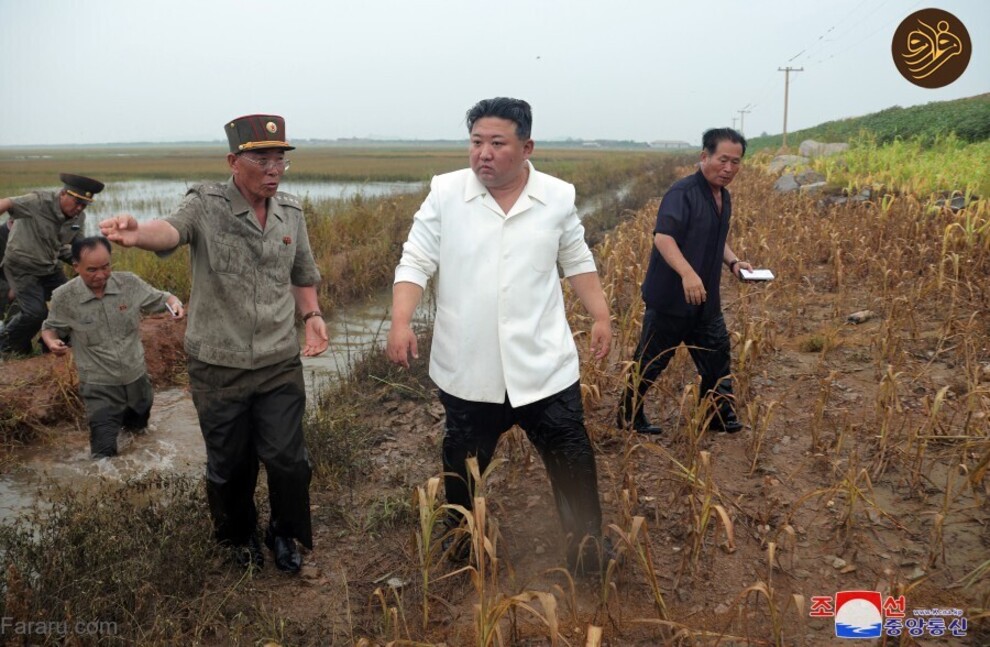رهبر کره شمالی تا کمر در سیل رفت!