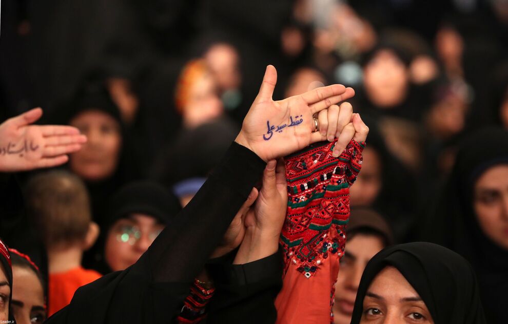 شعار کف دستان زنان بلوچی در دیدار با رهبر انقلاب+عکس