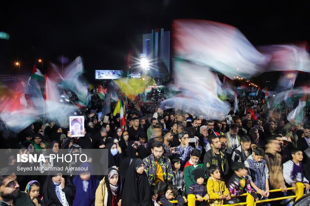 تصاویری از تجمع شبانه مشهدی‌ها علیه اسرائیل