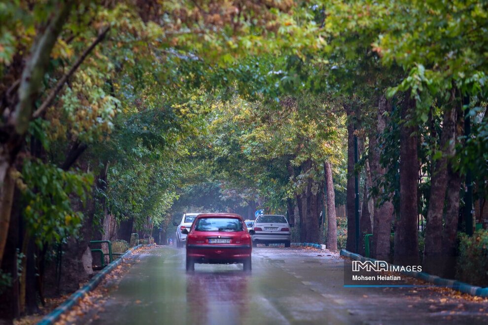 تصاویر دل‌انگیز از بارش باران پاییزی در اصفهان