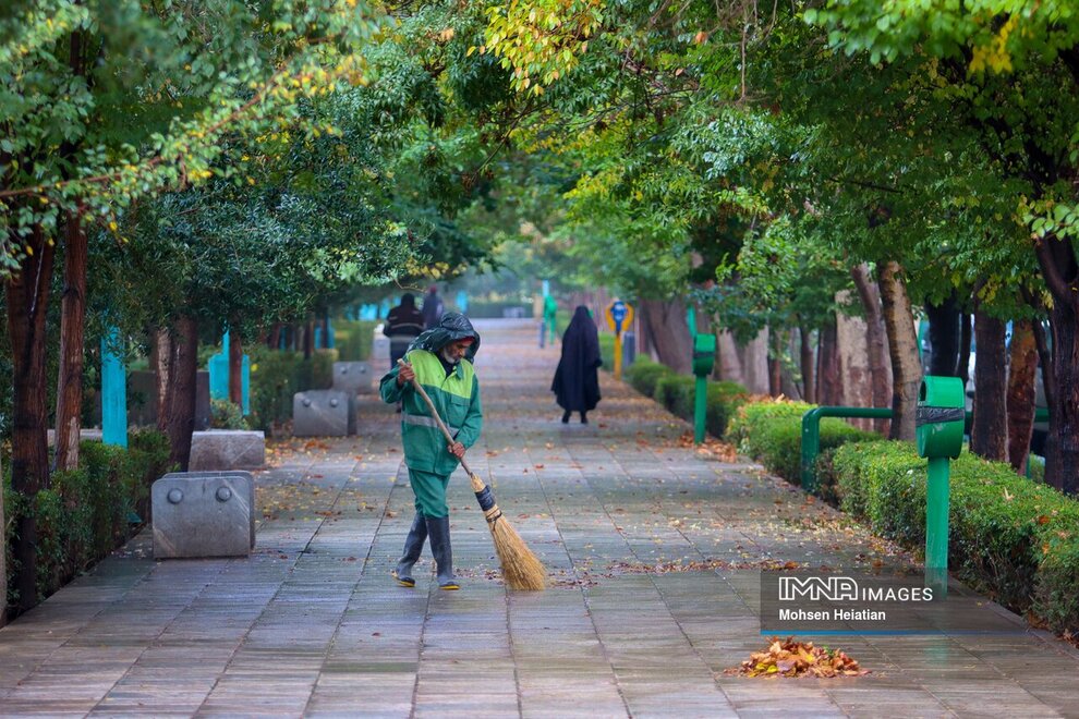 تصاویر دل‌انگیز از بارش باران پاییزی در اصفهان