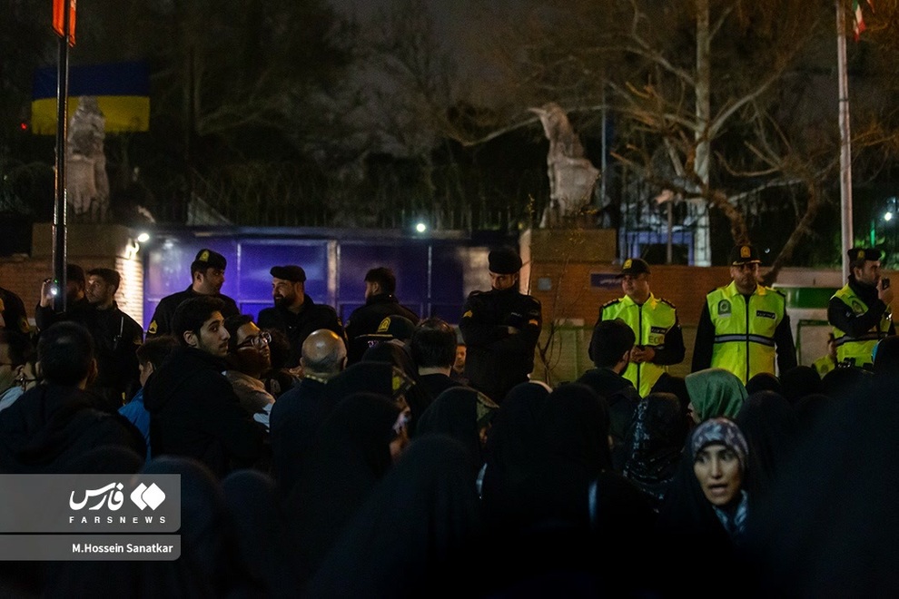 تصاویر | در تجمع دیشب دانشجویان مقابل سفارت انگلیس چه گذشت؟
