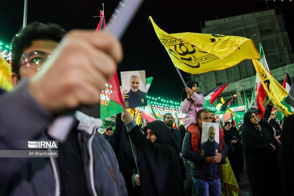 تجمع شبانه مردم تهران در محکومیت ترور سردار زاهدی