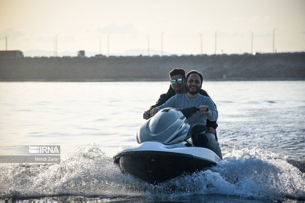 تفریح لاکچری سخنگوی دولت در دریاچه ارومیه