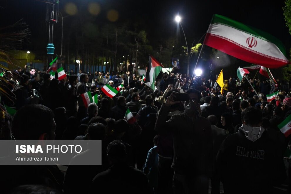تجمع شبانه پس از حمله موشکی ایران به اسرائیل