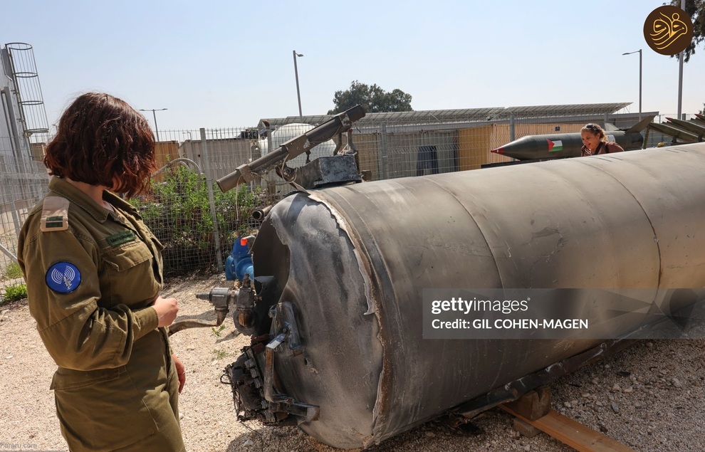 - (تصاویر) ارتش اسرائیل بقایای موشک بالستیک ایرانی را به نمایش گذاشت