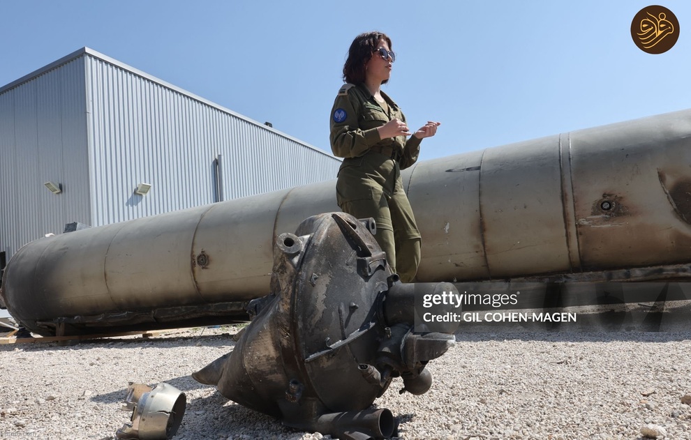 سیاسی - (تصاویر) ارتش اسرائیل بقایای موشک بالستیک ایرانی را به نمایش گذاشت