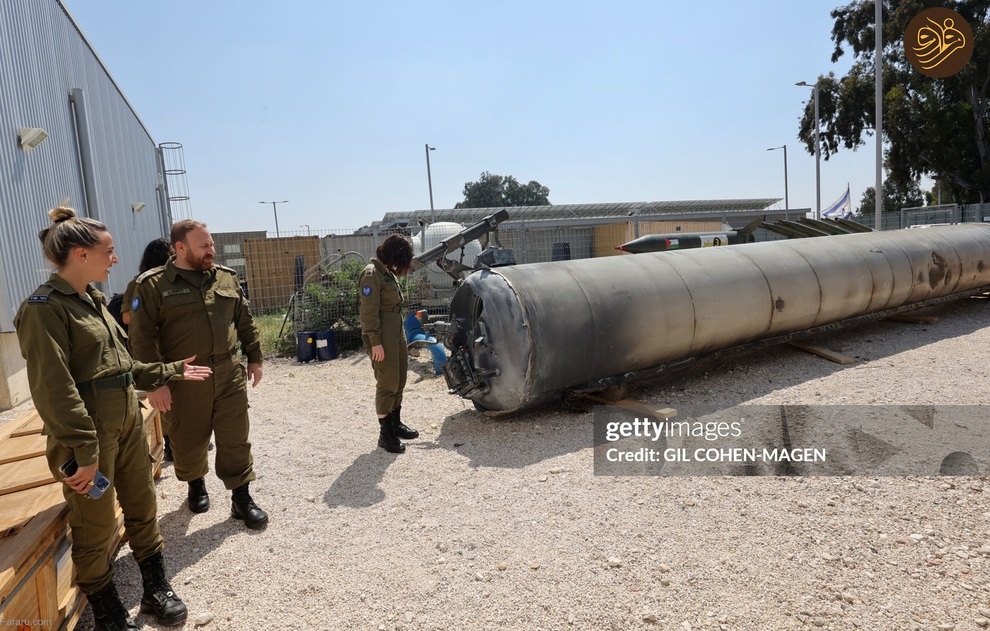 سیاسی - (تصاویر) ارتش اسرائیل بقایای موشک بالستیک ایرانی را به نمایش گذاشت