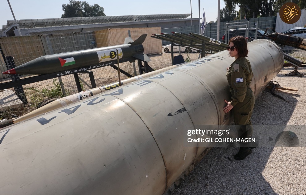 - (تصاویر) ارتش اسرائیل بقایای موشک بالستیک ایرانی را به نمایش گذاشت