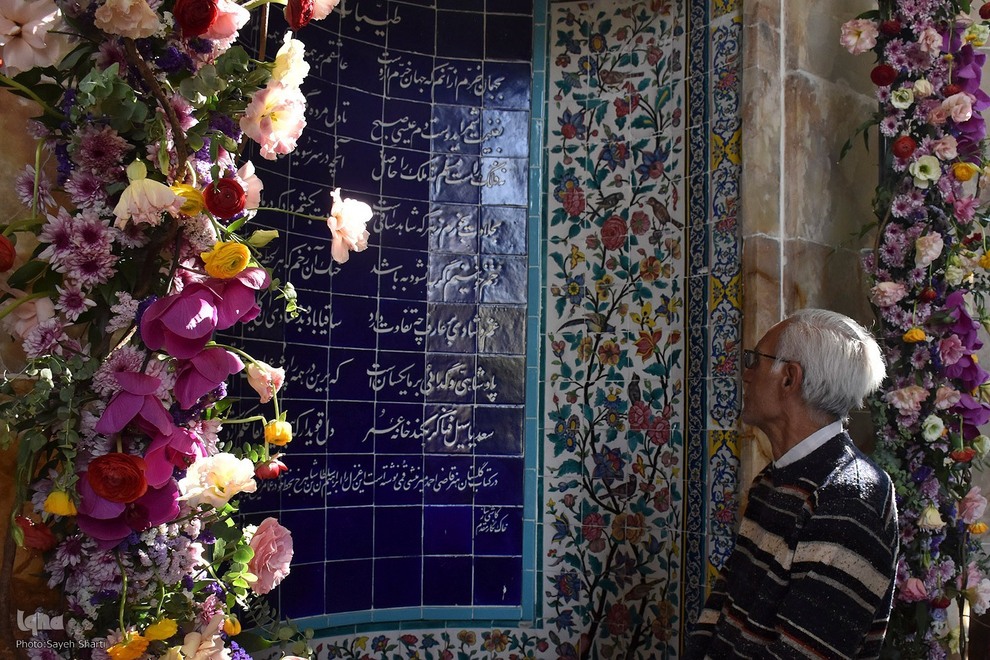 عکس‌هایی از گلباران مزار شاعر پرآوازه ایرانی 