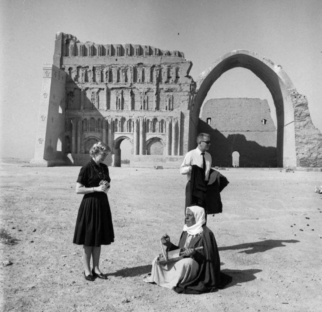 توریست ها در ایوان مدائن