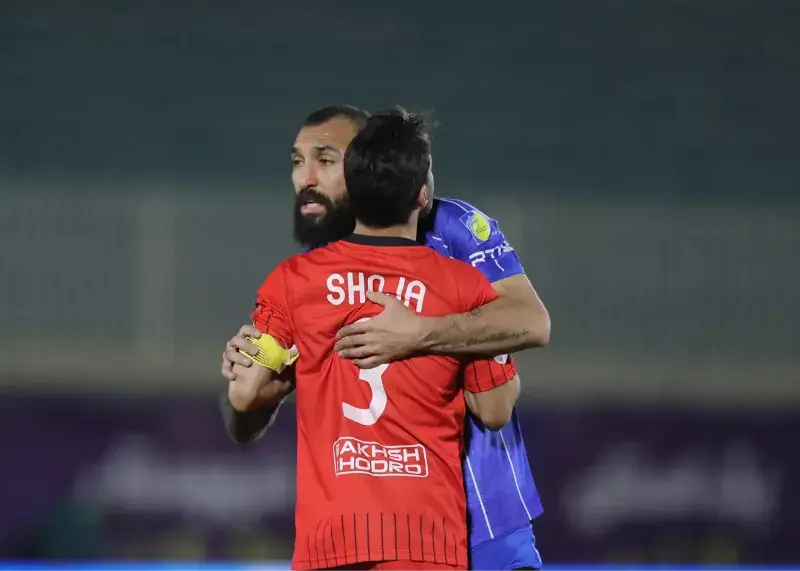 تصویر؛ آشتی کاپیتان‌های استقلال و تراکتور در بازی بزرگ 2