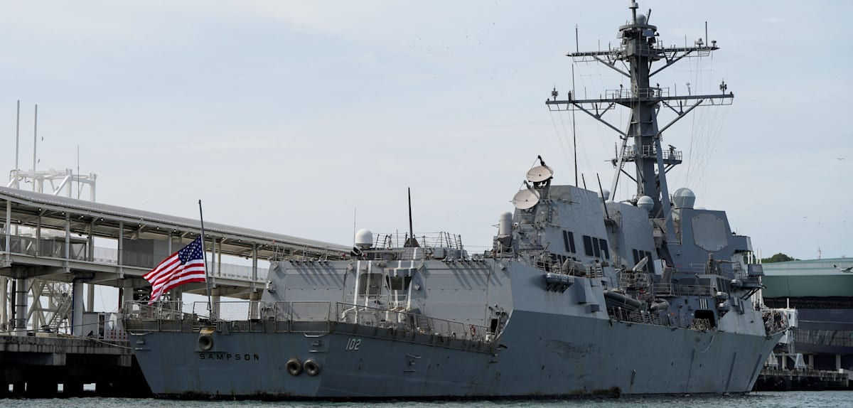 the-u-s-navy-guided-missile-destroyer-uss-sampson-ddg-102-docked-near-the-entrance-to-the-panama-canal