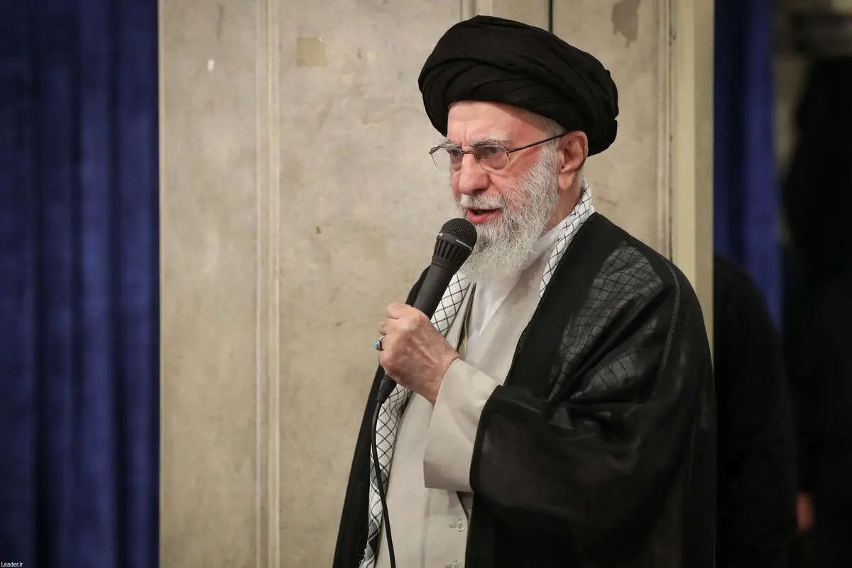 تصویری از رهبر انقلاب در کنار آیت الله جنتی و سید حسن خمینی